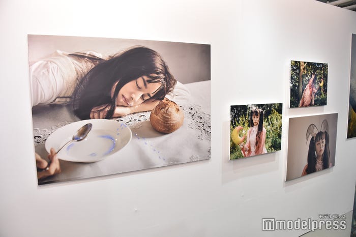 展覧会『魔法少女 山本美月』の様子(C)モデルプレス