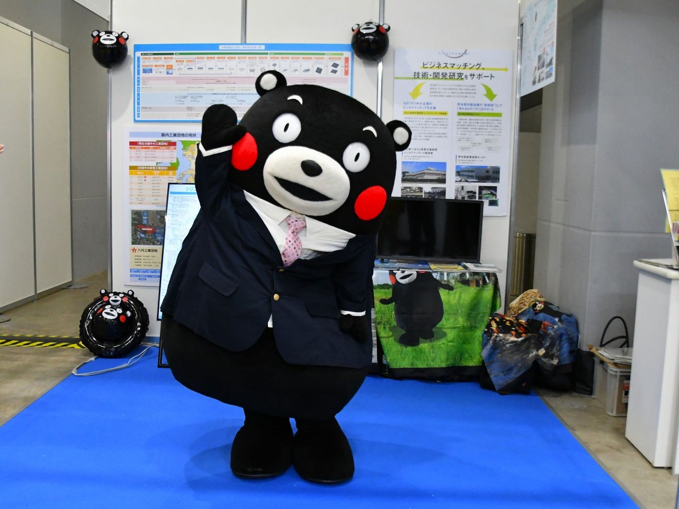 ピンクのネクタイもかっこいい＝12月4日、東京都江東区