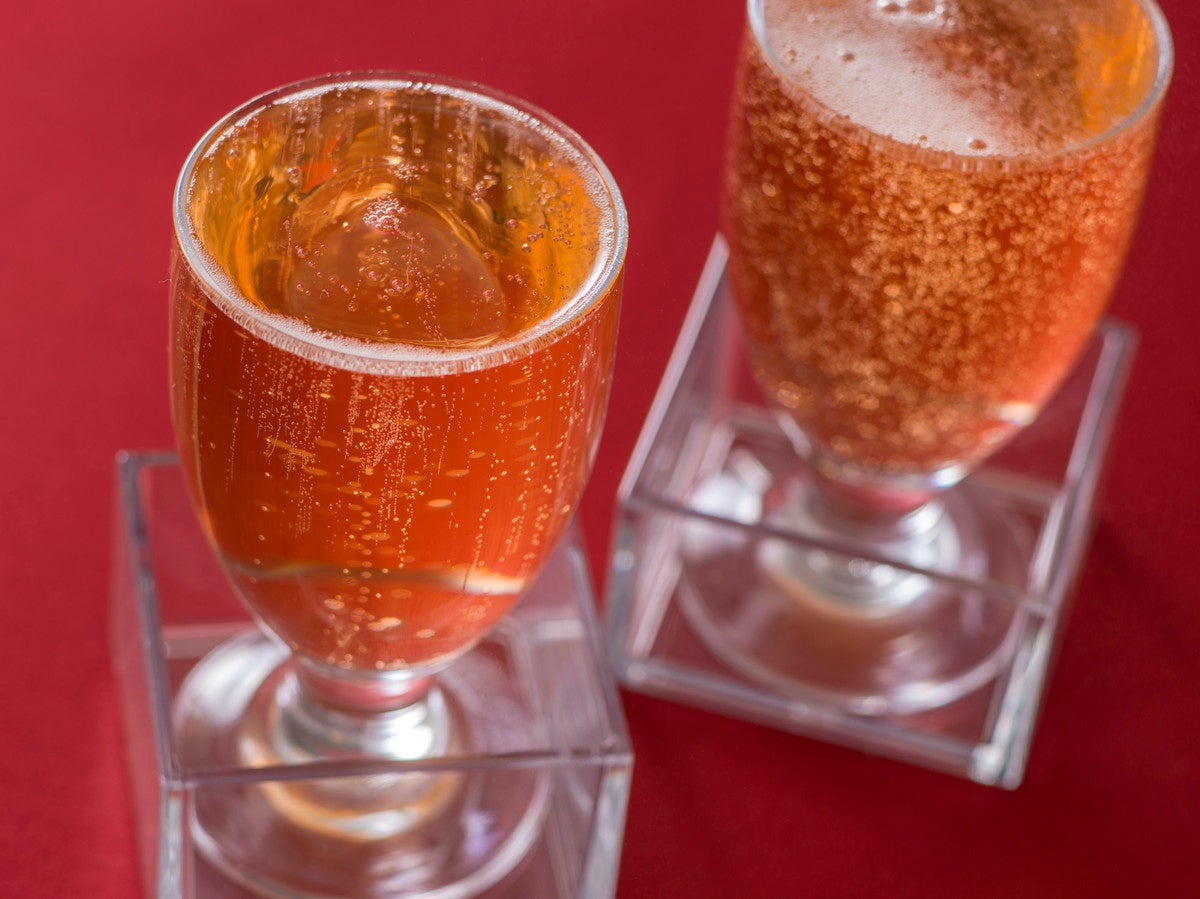 カフェ・ポルトフィーノ：ロゼ・スパークリングワイン1,000円（C）Disney