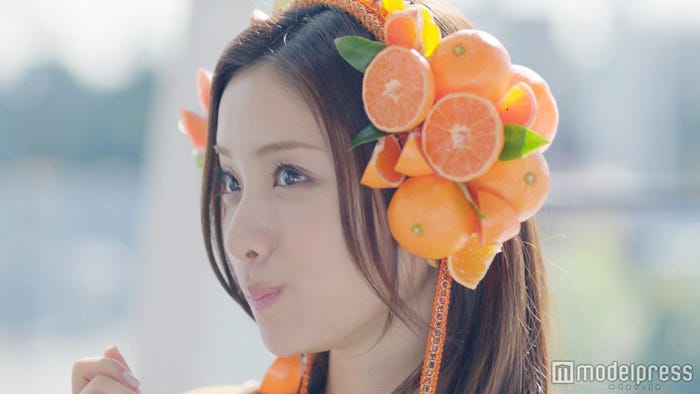 石原さとみ/新TVCM「ヘッドホンみかん」篇より