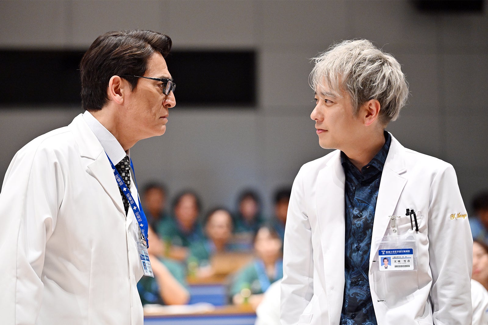 橋本さとし、二宮和也「ブラックペアン シーズン２」第2話より（C）TBS