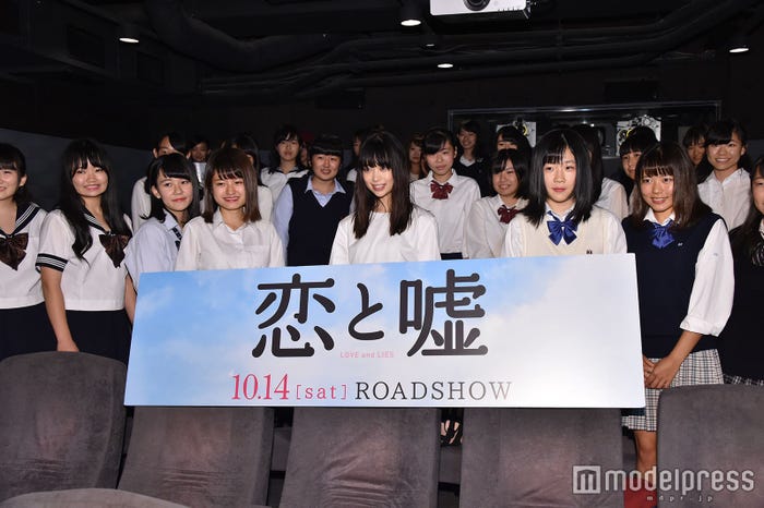 女子高生たちと森川葵(C)モデルプレス