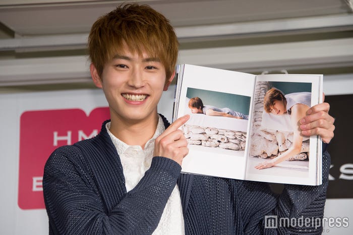 マネージャーから「ブサイク」と言われたというベッドでの寝起き顔(C)モデルプレス