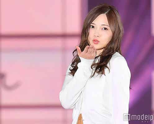 乃木坂46白石麻衣、“投げキス”で観客ノックアウト!<GirlsAward 2017 A/W>