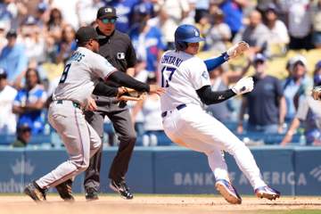 ドジャースがまさかの結末 サヨナラ好機で痛恨併殺打でゲームセット フリーマンの二ゴロが不運にも大谷翔平の走路に ロバーツ監督チャレンジ実らず