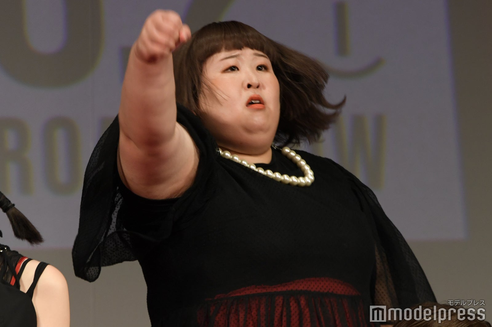 こっそりと踊るかなで（C）モデルプレス