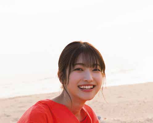 櫻坂46大園玲、鮮やかな赤ワンピ姿で満面の笑顔 1st写真集第4弾カット公開