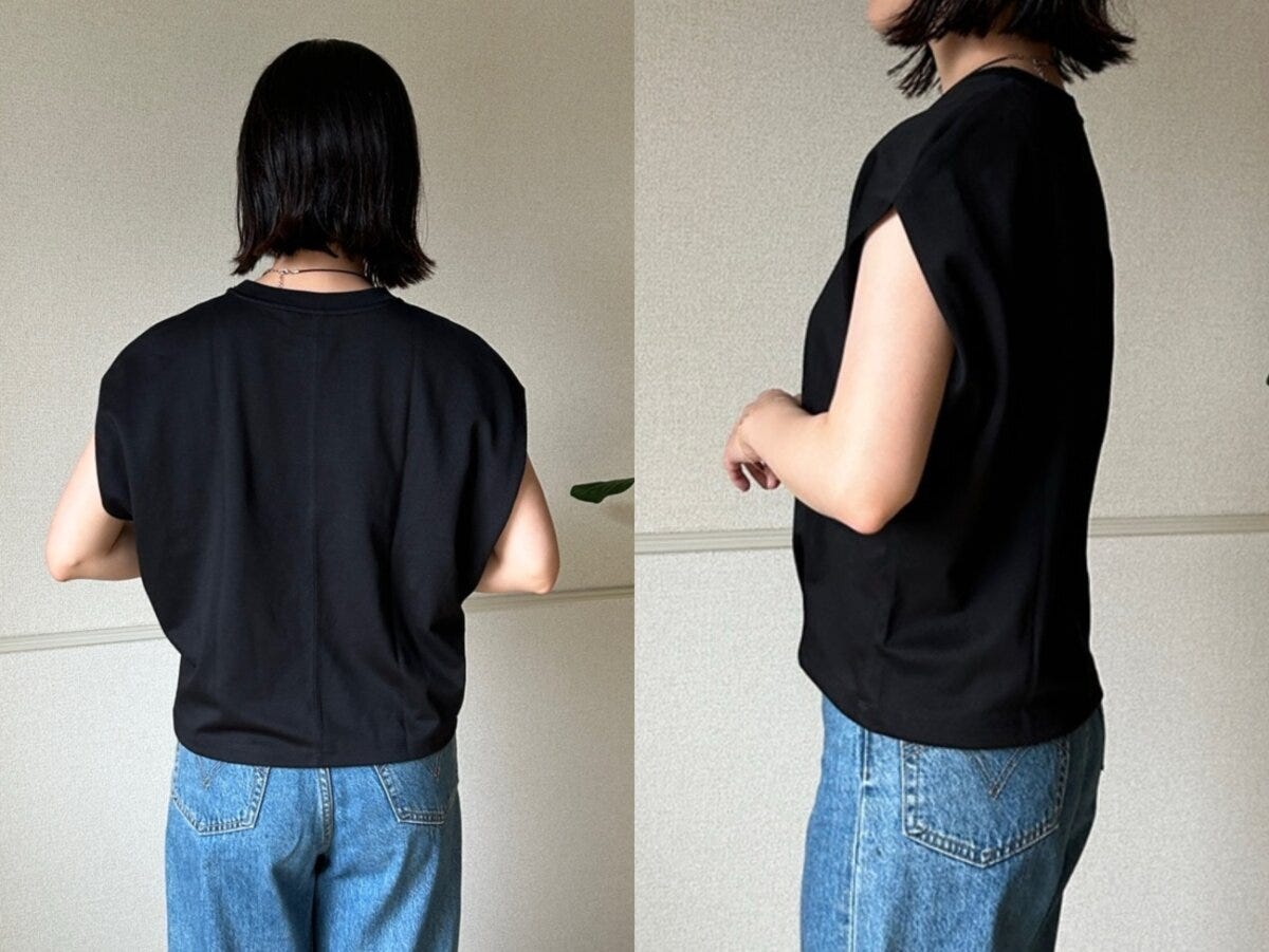 黒いフレンチスリーブTシャツとデニムを着用した女性の後ろ姿と横向き姿