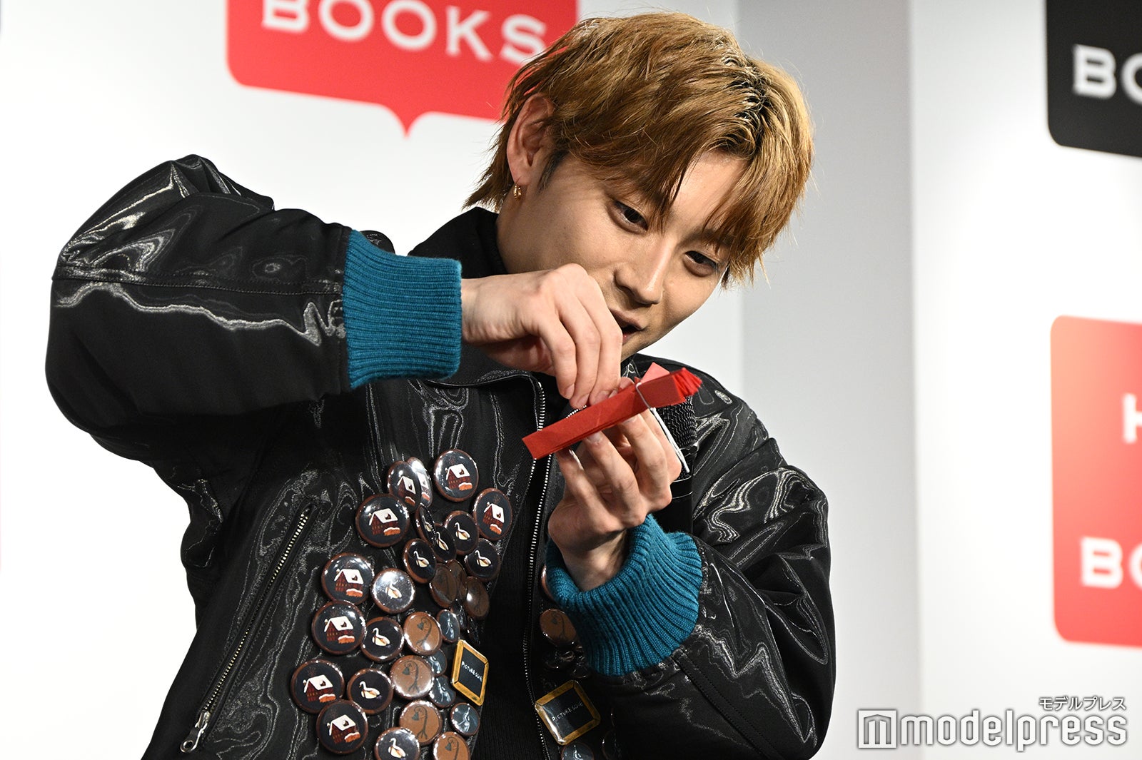 花づくりに苦戦する高松アロハ（C）モデルプレス