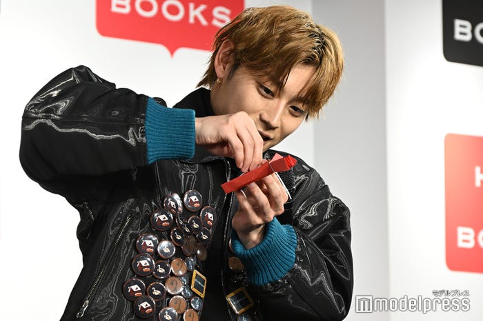 花づくりに苦戦する高松アロハ(C)モデルプレス