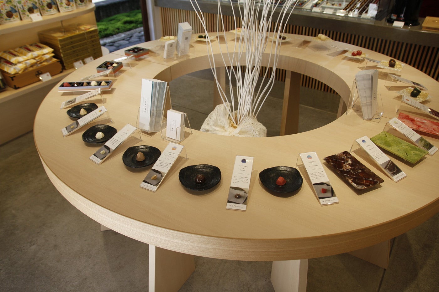 宝石のように輝く美しいチョコレートが綺麗に並んでいる様（提供画像）