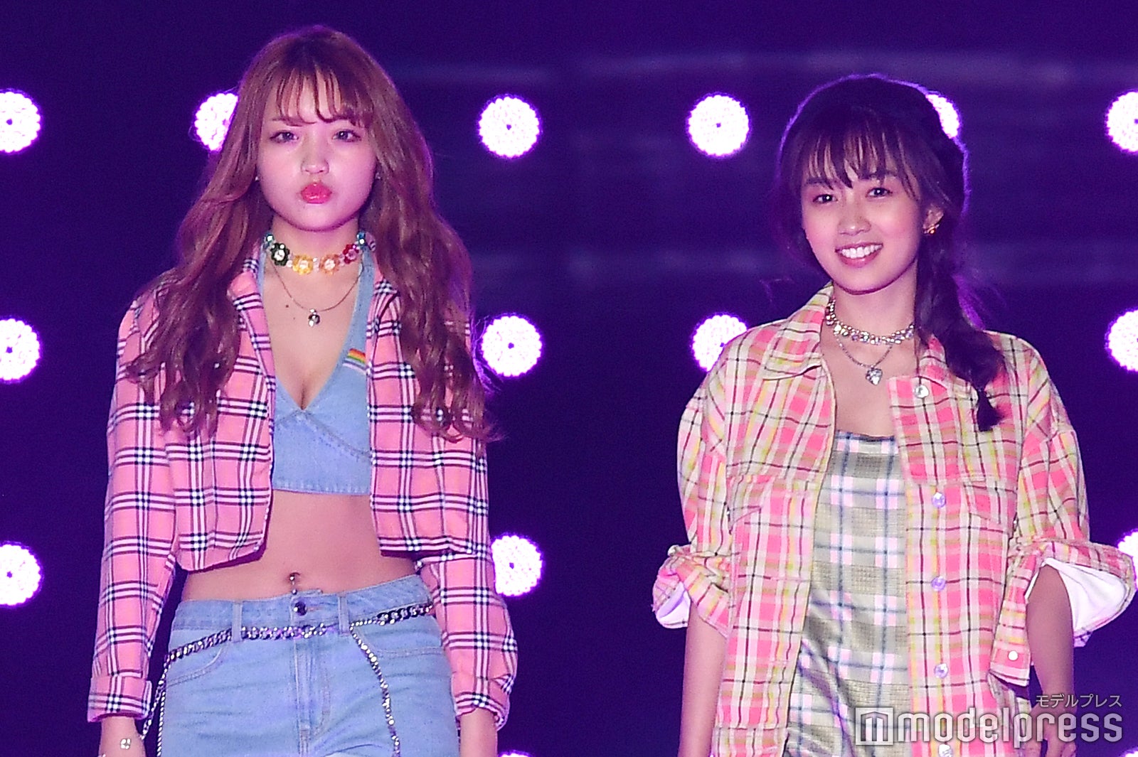 ねお、黒木ひかりら美ボディ披露　投げキッスで会場沸かす