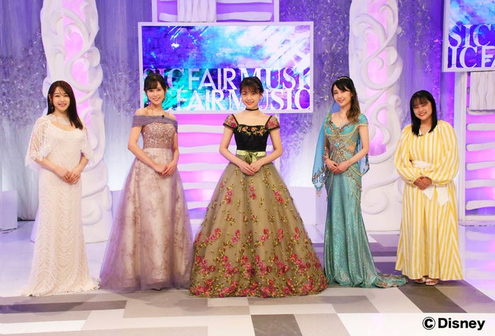 (左から)桜井日奈子、TRUE、三森すずこ、サラ・オレイン、清水美依紗(C)フジテレビ