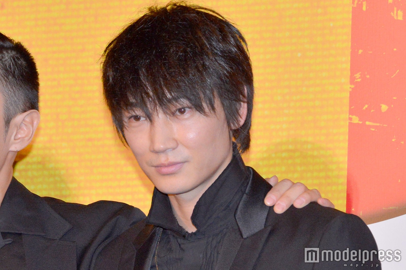 綾野剛、イベント終了後に見せた“オリジナル儀式“ が話題