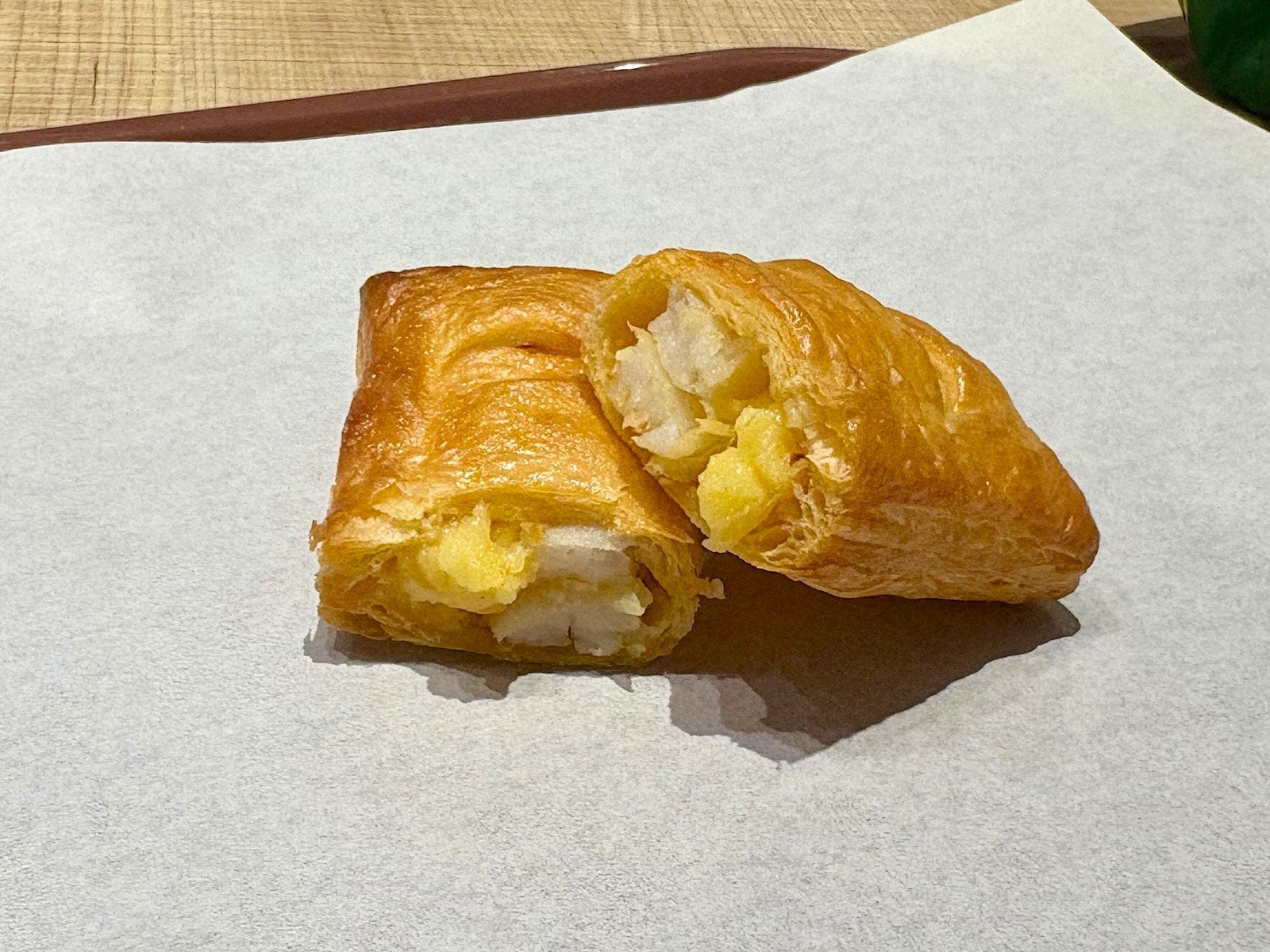 サクサクのパイ生地の中には、カスタードクリームとおもちが!
