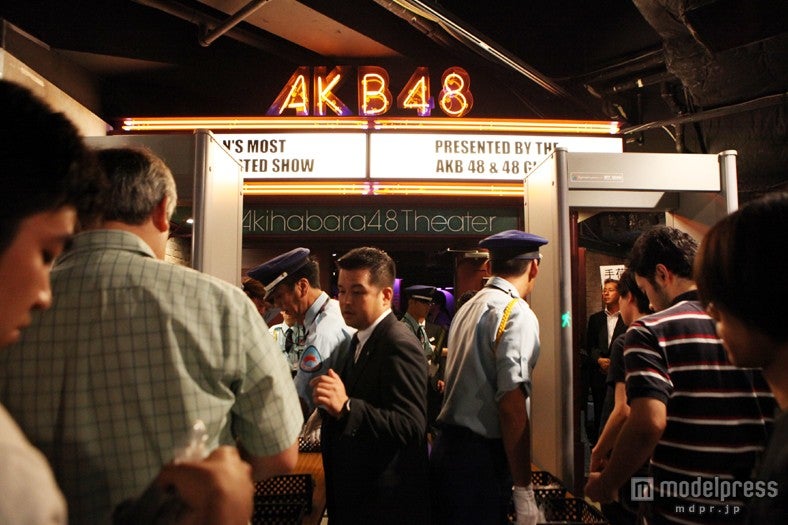 入り口には金属探知機を設置（C）AKS