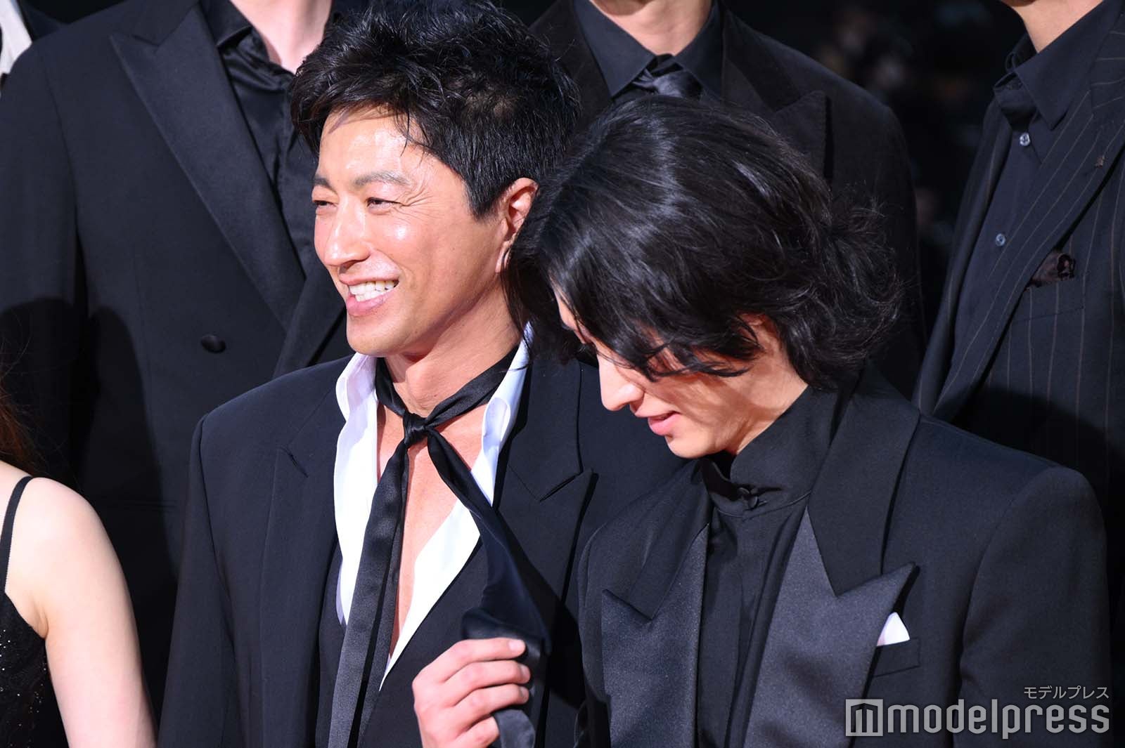 風で飛んできた大沢たかおのスカーフが気になる山崎賢人（C）モデルプレス