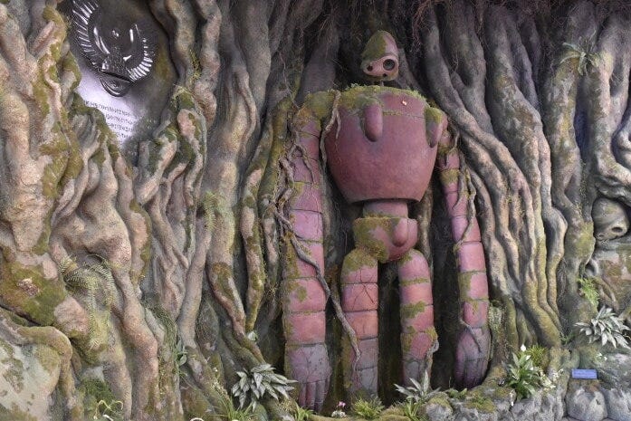 「天空の庭」は『天空の城ラピュタ』に登場するロボット兵が高さ4mの姿でたたずんでいる（C）Studio Ghibli