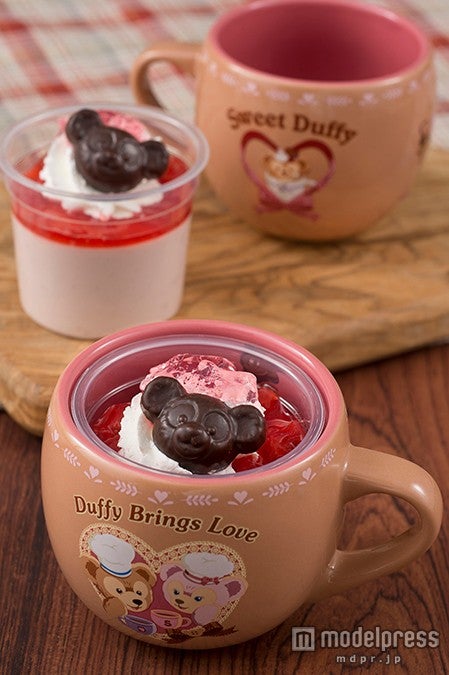 ストロベリームース、スーベニアカップ付き￥820（C）Disney