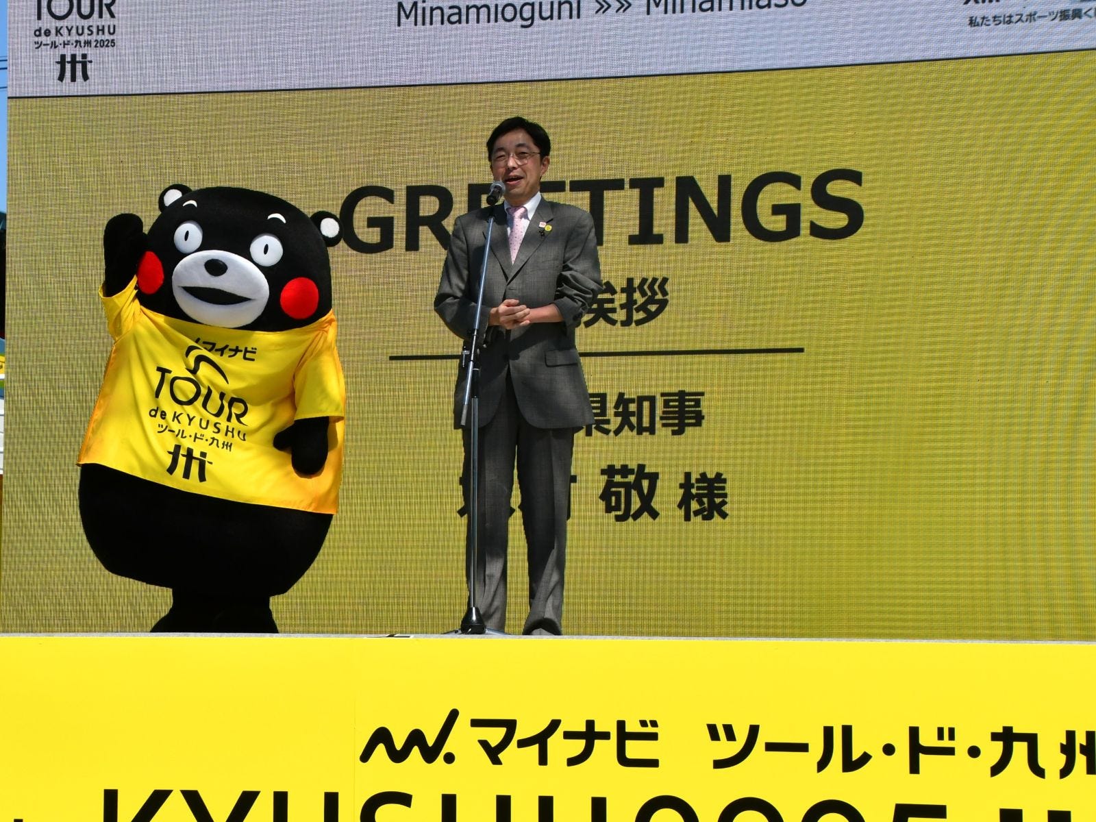 かわいく手を振るくまモン=10月12日、熊本県阿蘇郡