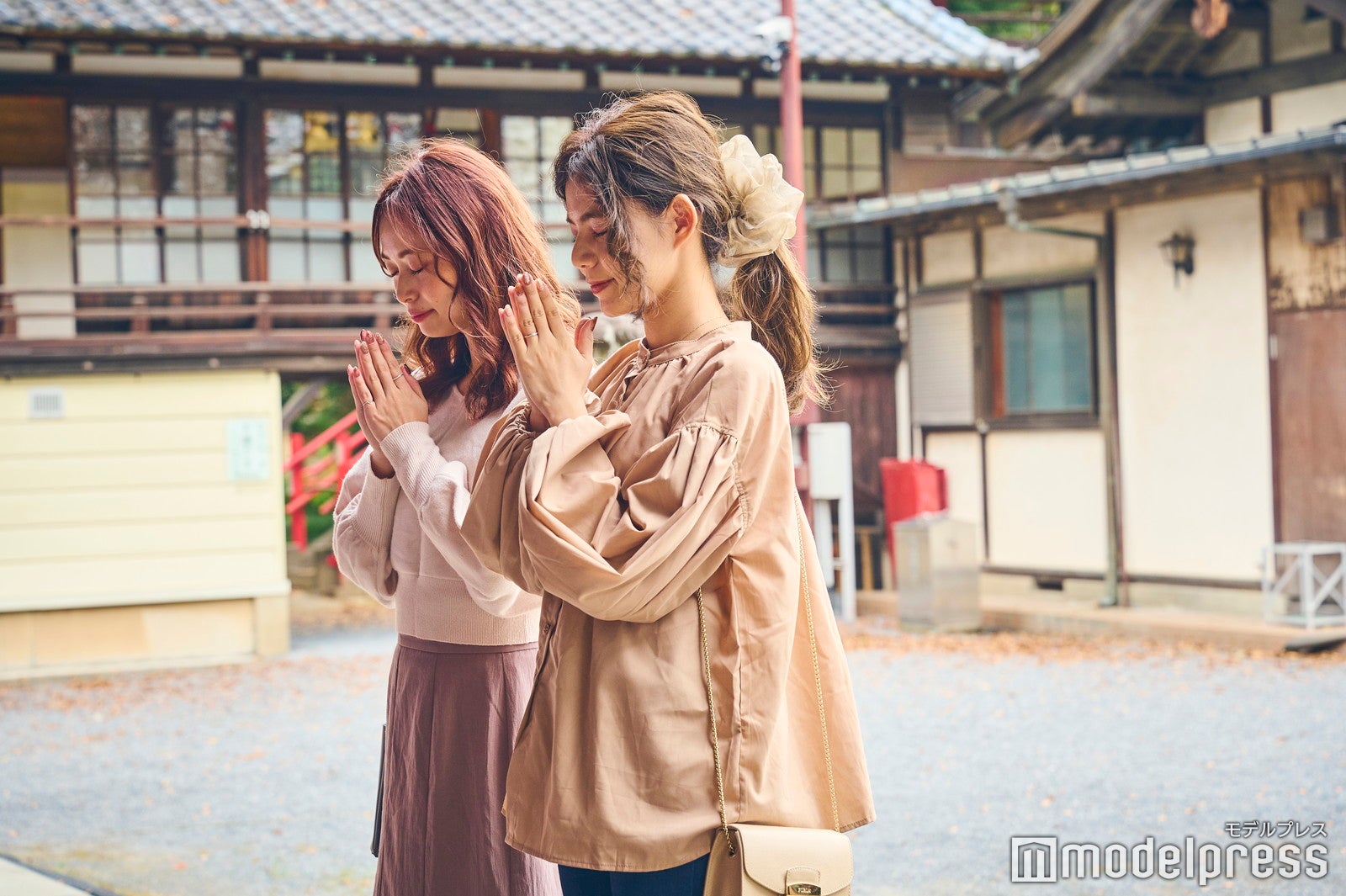 素敵なご縁を結んでもらえるよう心静かにお祈りを（C）モデルプレス