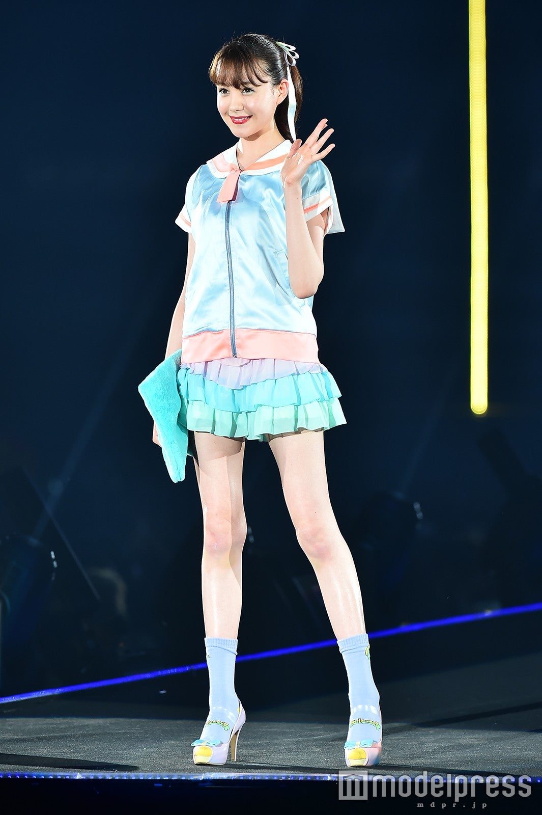 トリンドル玲奈、ほっそり美脚披露でキュートな笑顔＜TGC2016 S／S＞