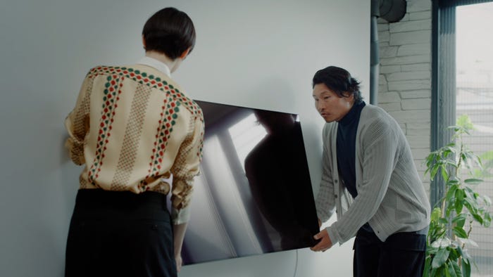 稲垣貴子、稲垣啓太/WEBムービー「ウォールフィットテレビのあるくらし」篇より(提供写真)