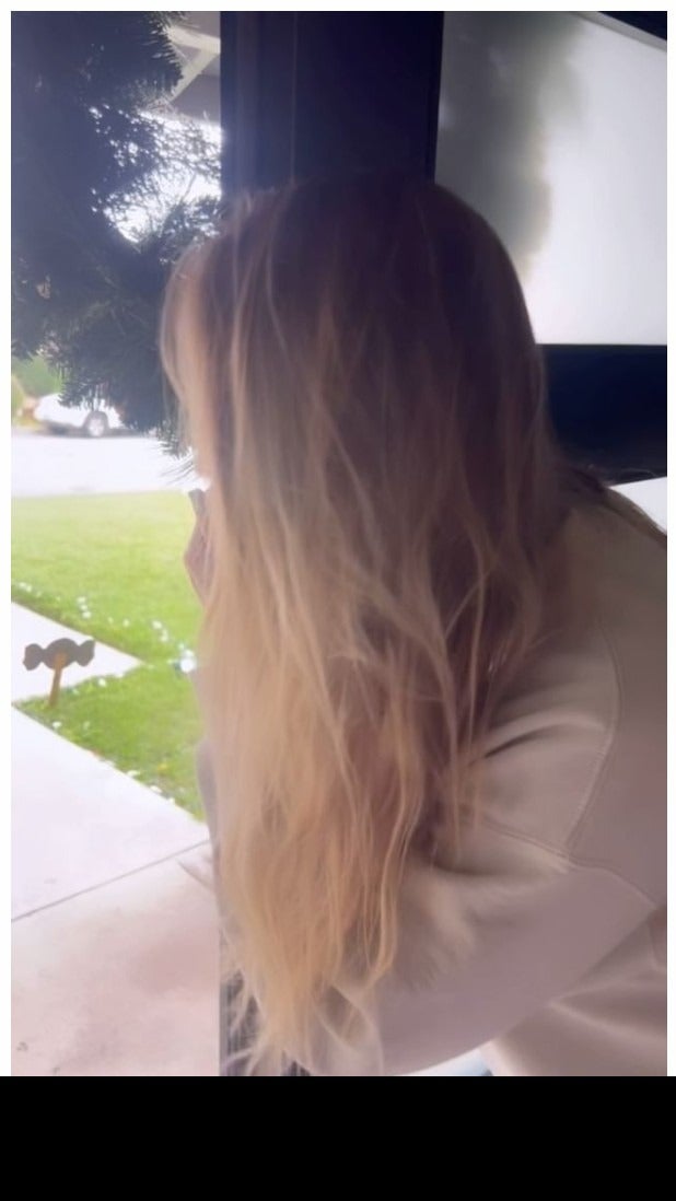 アシュリーさんがポルシェを受け取る様子／アシュリーさんInstagramより