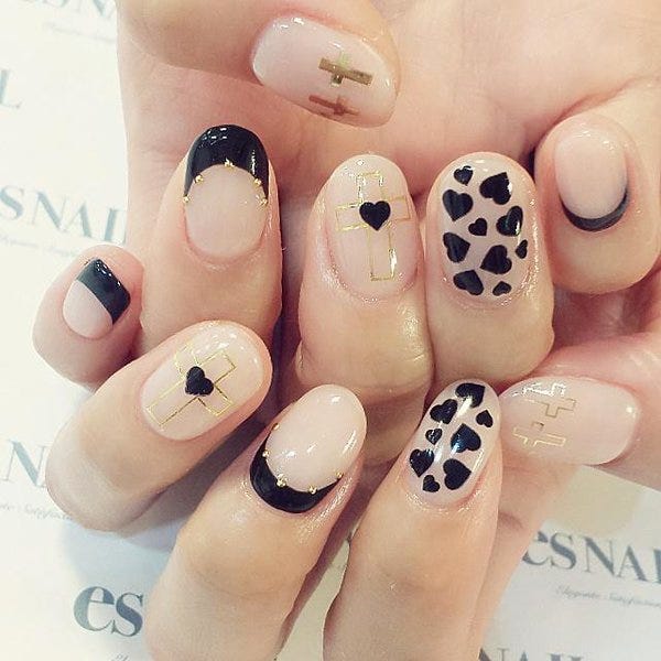 ラブリーなハートもモノトーンでカッコよく!(画像提供:esNAIL)