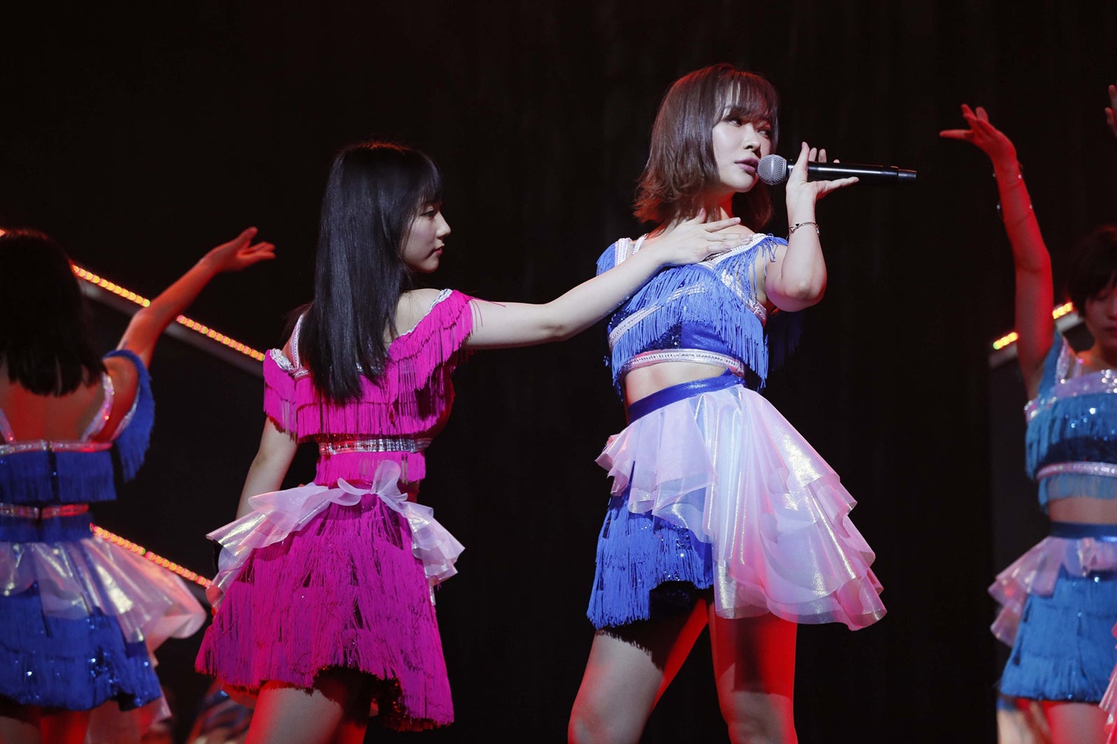 『毒蜘蛛』より田中美久、指原莉乃／「RESET」公演の様子（C）AKS