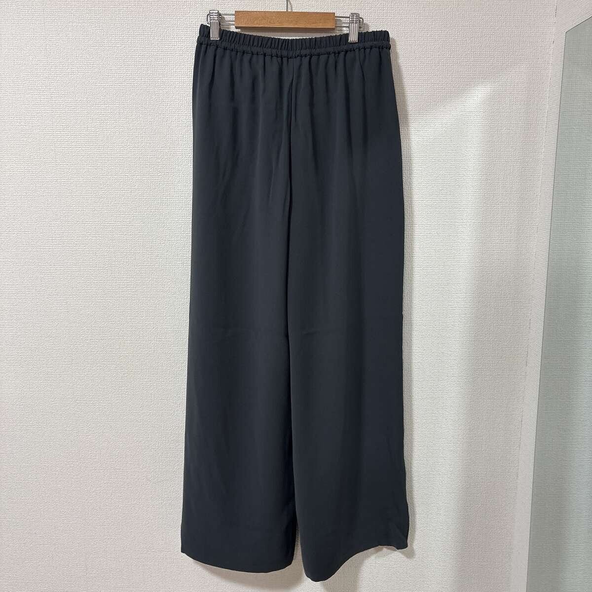 GUのドレープワイドパンツダークグレーの背面ハンガー掛け