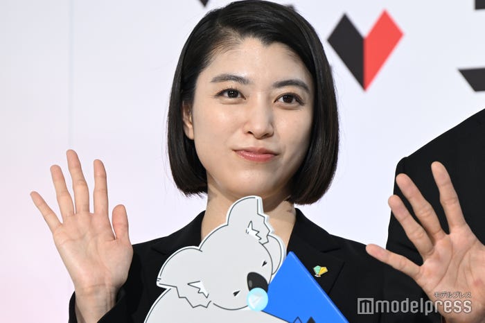 トレーニング器具を前にはしゃぐ岩本照を目撃した成海璃子(C)モデルプレス