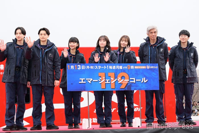 (左から)一ノ瀬颯、瀬戸康史、見上愛、清野菜名、中村ゆり、佐藤浩市、前原滉(C)モデルプレス