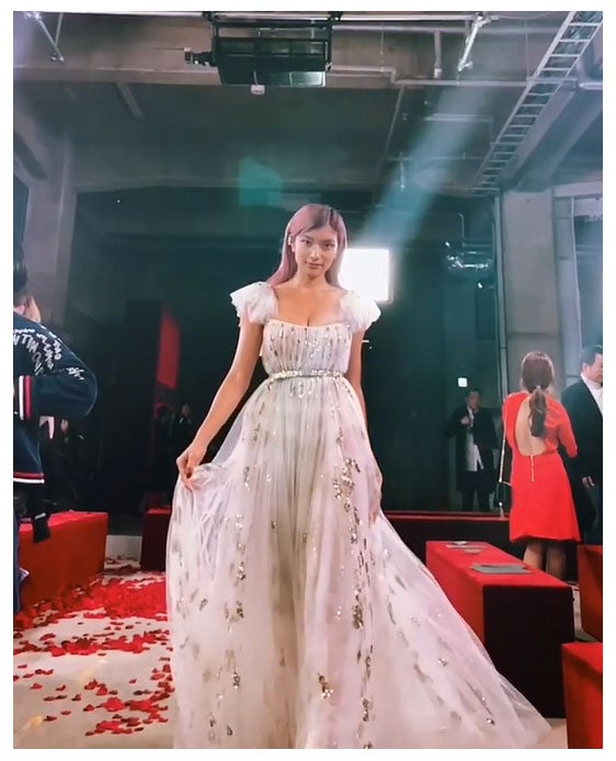 ローラ、ピンクヘアに白のドレス姿が美しい「綺麗すぎて見惚れる」「女神降臨」と絶賛の声