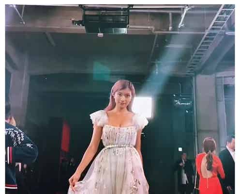 ローラ、ピンクヘアに白のドレス姿が美しい「綺麗すぎて見惚れる」「女神降臨」と絶賛の声