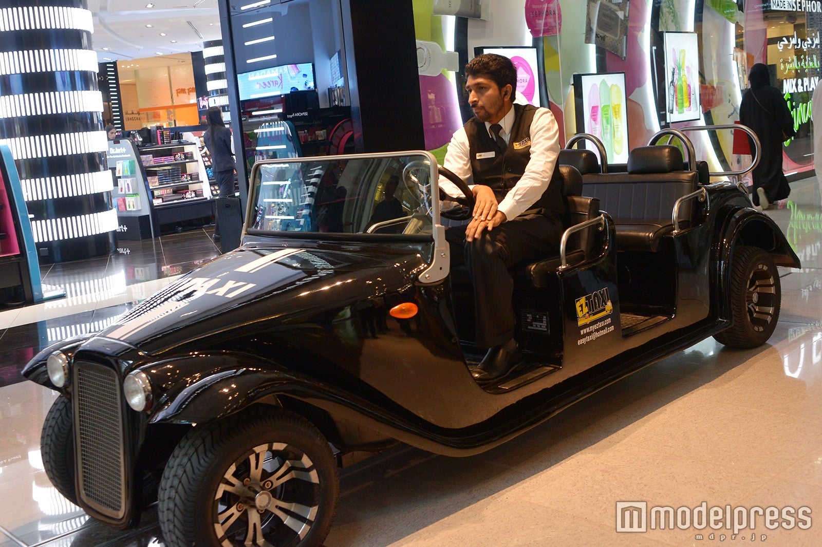 「ドバイ・モール」内にあるタクシー（C）モデルプレス