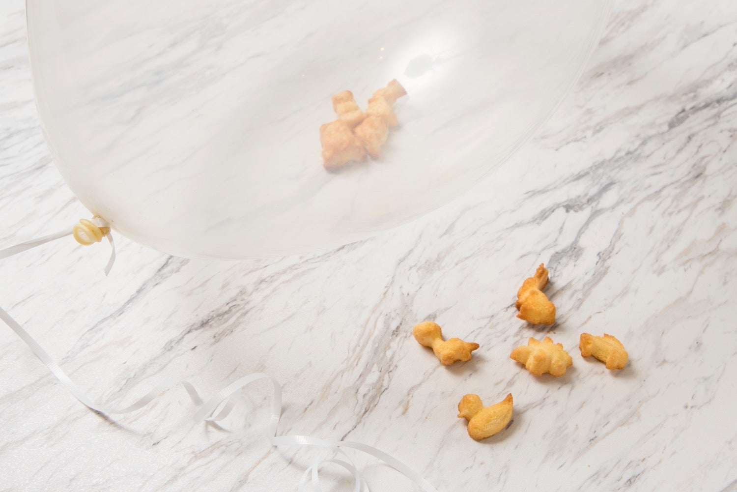 （写真左）空飛ぶケーキ1000円／画像提供：TRANSIT GENERAL OFFICE