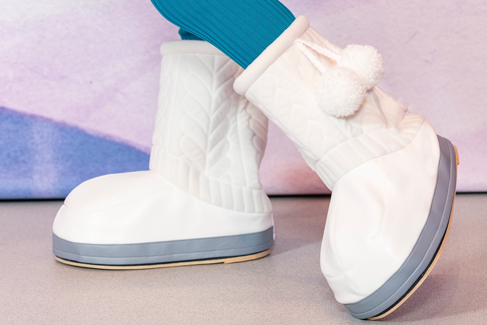 ニットの編み目模様が施されたブーツ※画像はイメージ（C）Disney