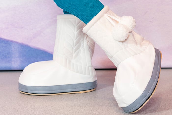 ニットの編み目模様が施されたブーツ※画像はイメージ(C)Disney