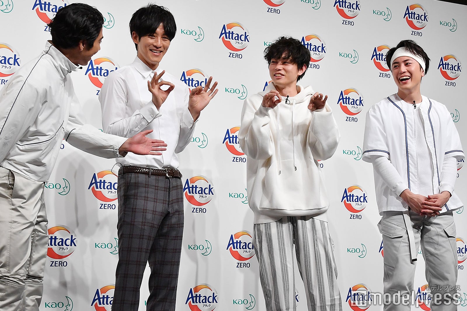 「ニット洗うとこれくらい小さくなる」という件についてひと盛り上がりする面々 （C）モデルプレス