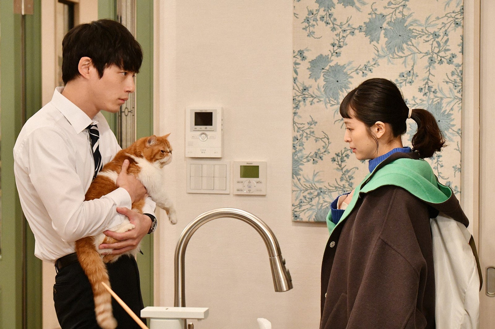 坂口健太郎、清野菜名／「婚姻届に判を捺しただけですが」第9話より（C）TBS