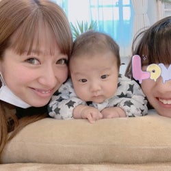 辻希美、第4子と長女とのうつ伏せ練習ショット公開「もぉ〜可愛い」
