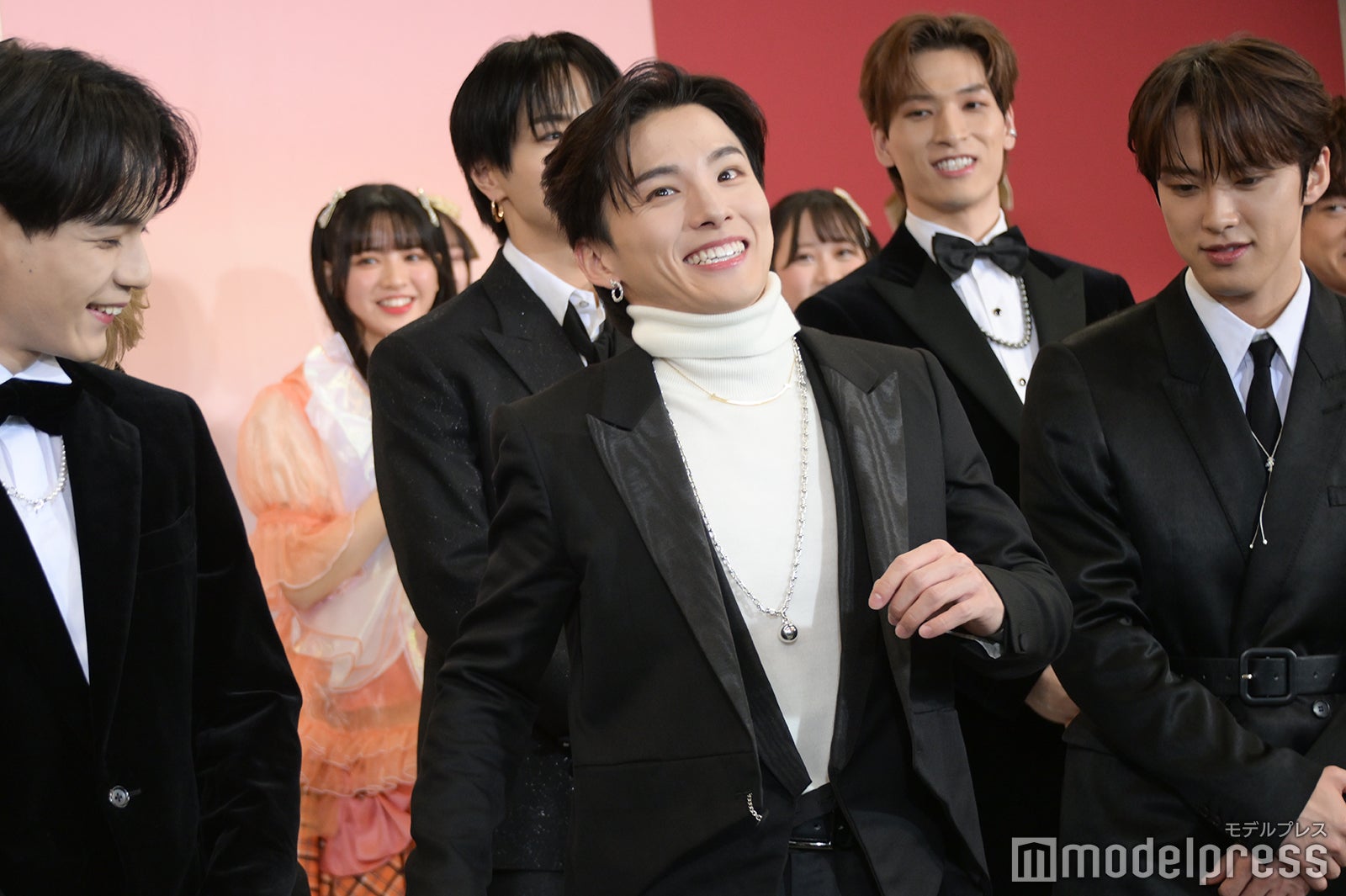 しゃがんだ後体勢を整える川西拓実（C）モデルプレス