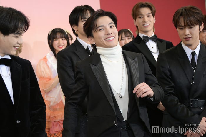 しゃがんだ後体勢を整える川西拓実(C)モデルプレス