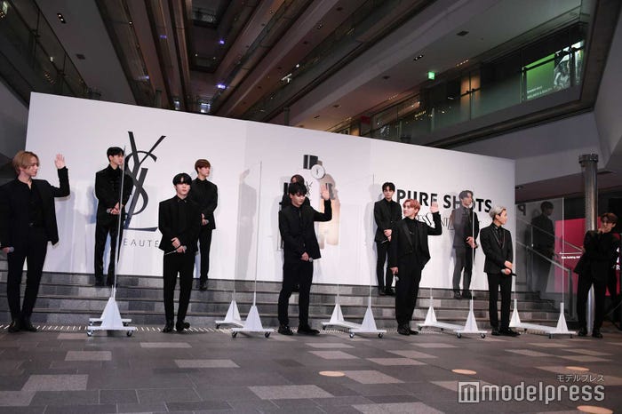 野球部のメンバーが手を挙げる (C)モデルプレス