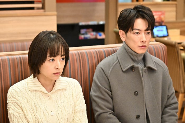 井上真央、佐藤健/ 「100万回 言えばよかった」第7話より(C)TBS