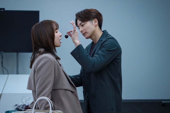 篠田麻里子、小池徹平「離婚しない男―サレ夫と悪嫁の騙し愛―」第6話より(C)テレビ朝日