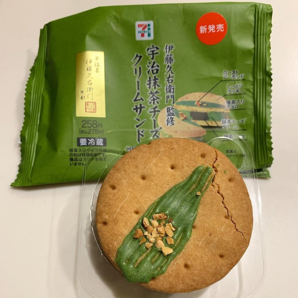 セブンイレブンの宇治抹茶チーズクリームサンドのパッケージと中身の写真