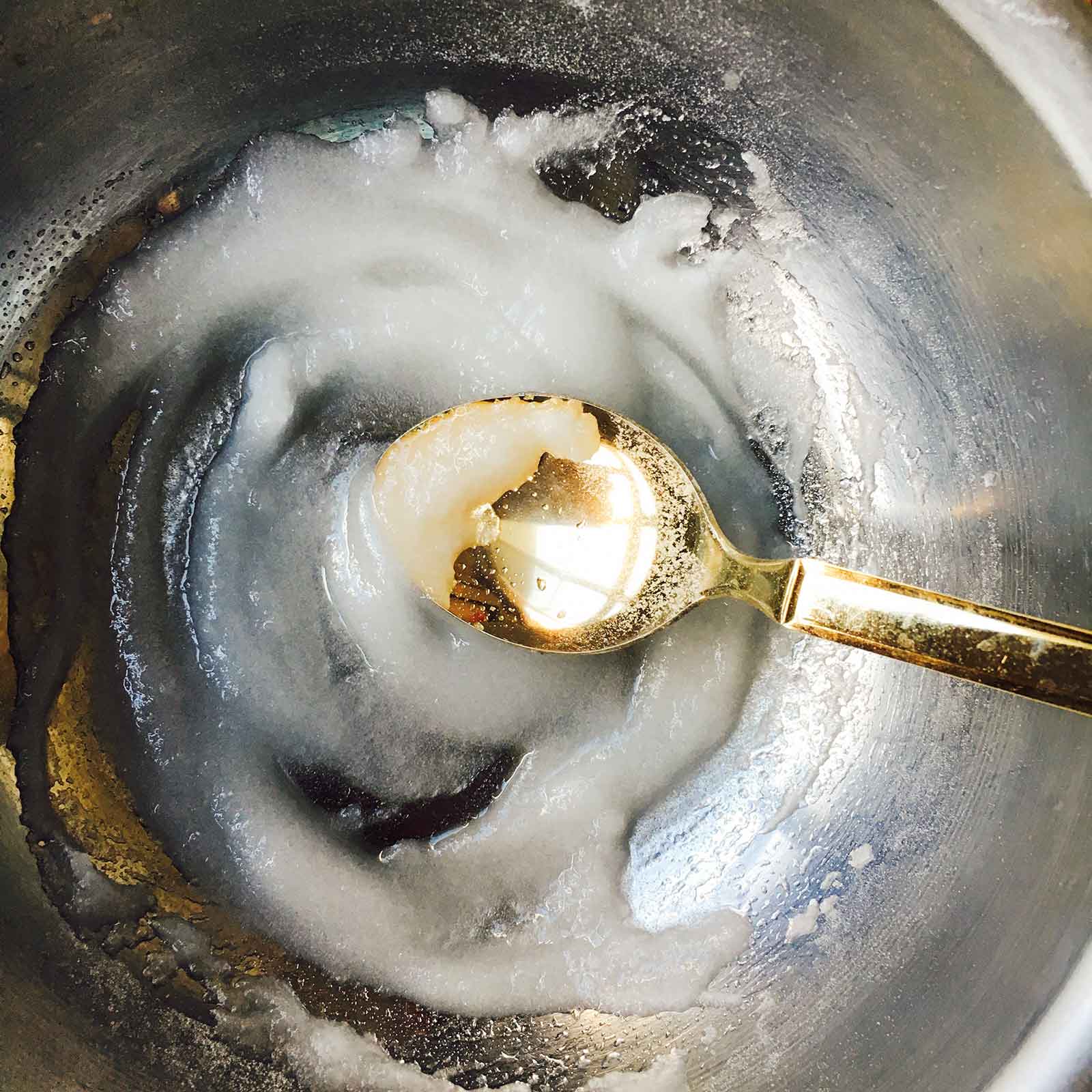 手順2：少しずつ水を加え、ダマにならないようによく混ぜる／画像提供：柏原歩