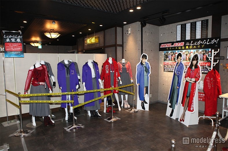 6thシングル「しぇからしか！」の衣装展示（C）AKS